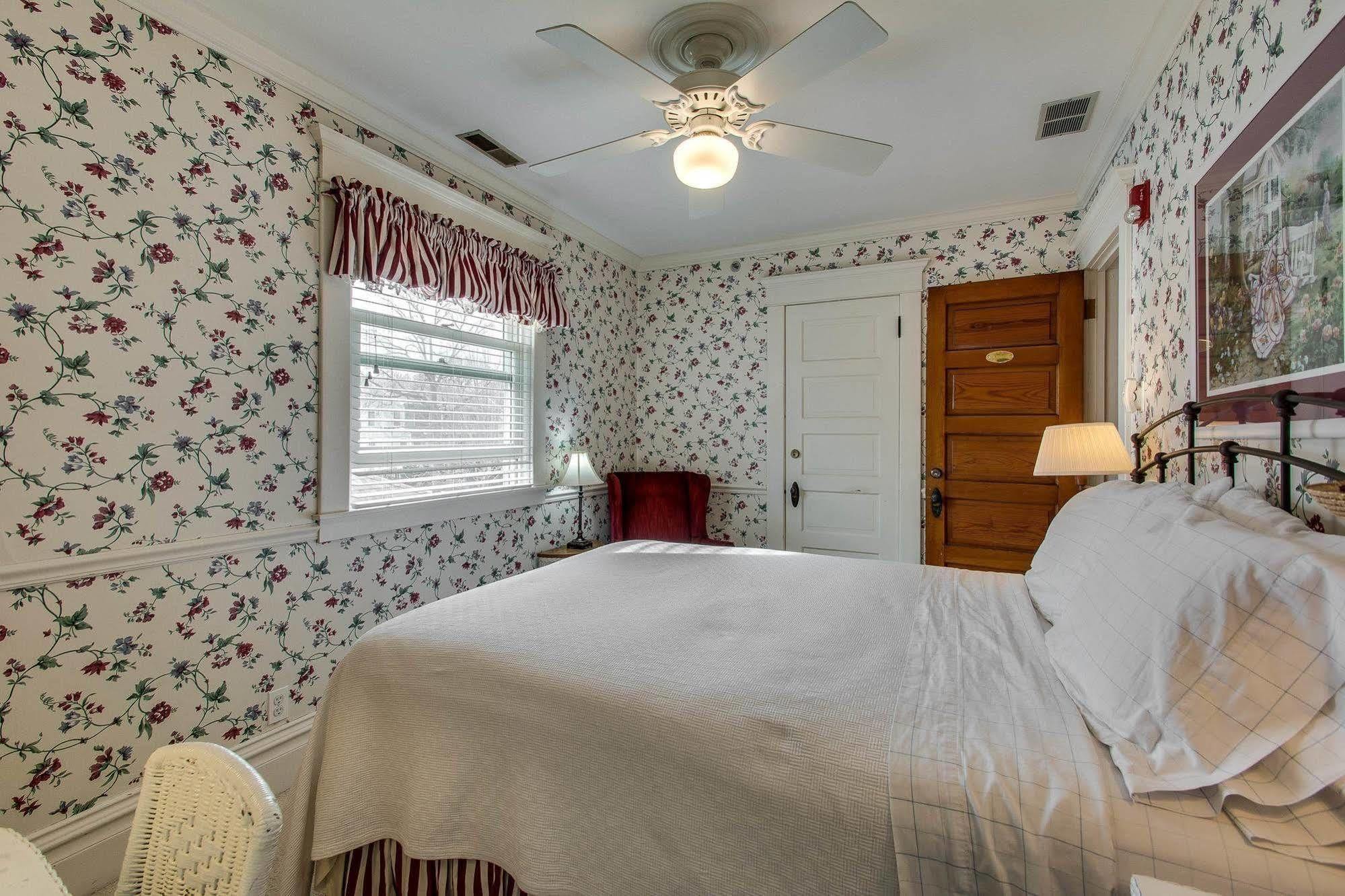Harrison House Bed & Breakfast 内珀维尔 外观 照片