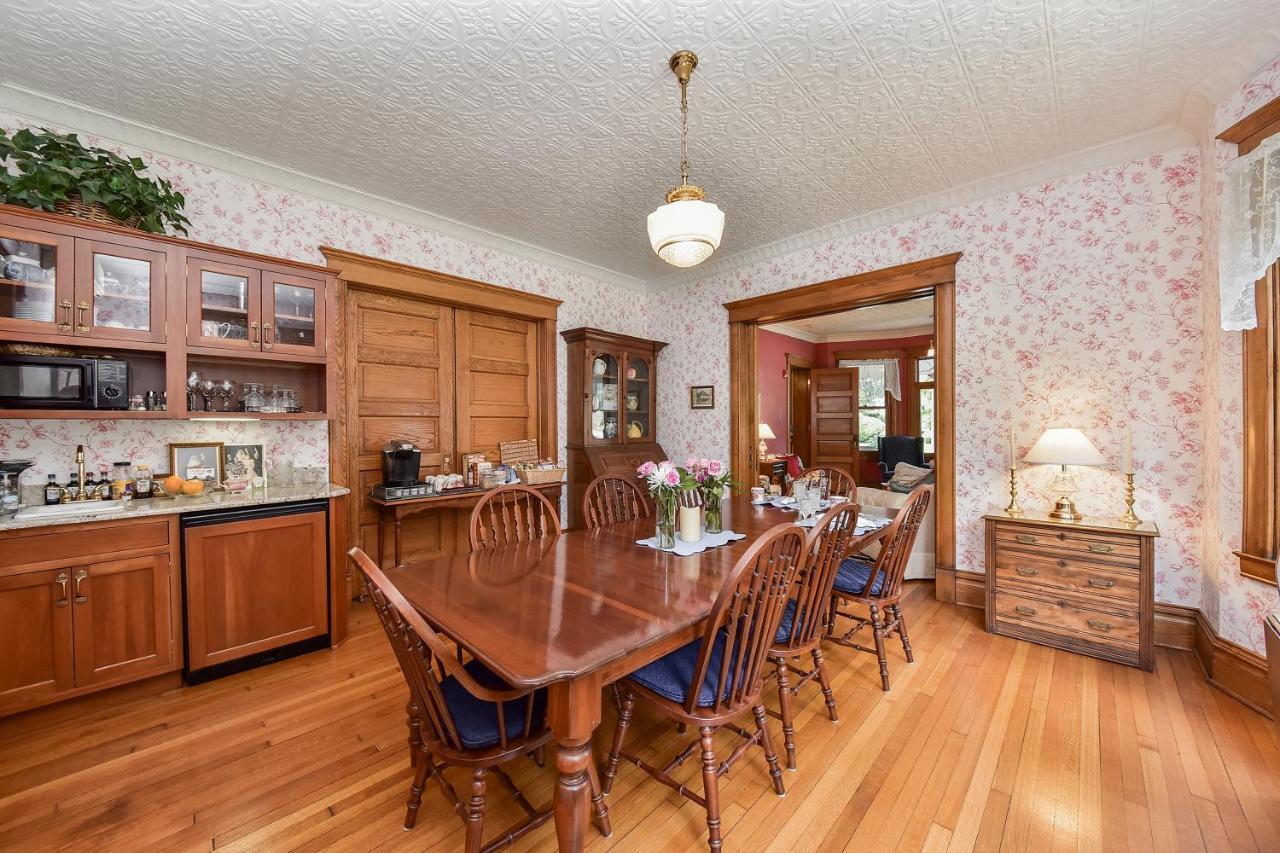 Harrison House Bed & Breakfast 内珀维尔 外观 照片